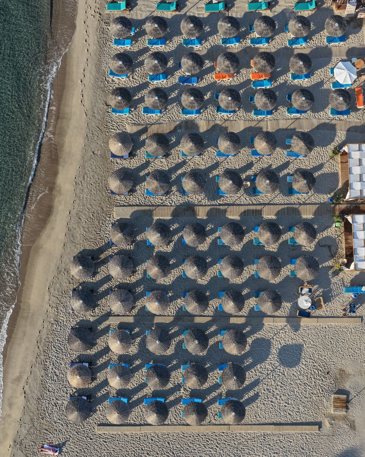 The sunbed rows at Faros seen from directly above